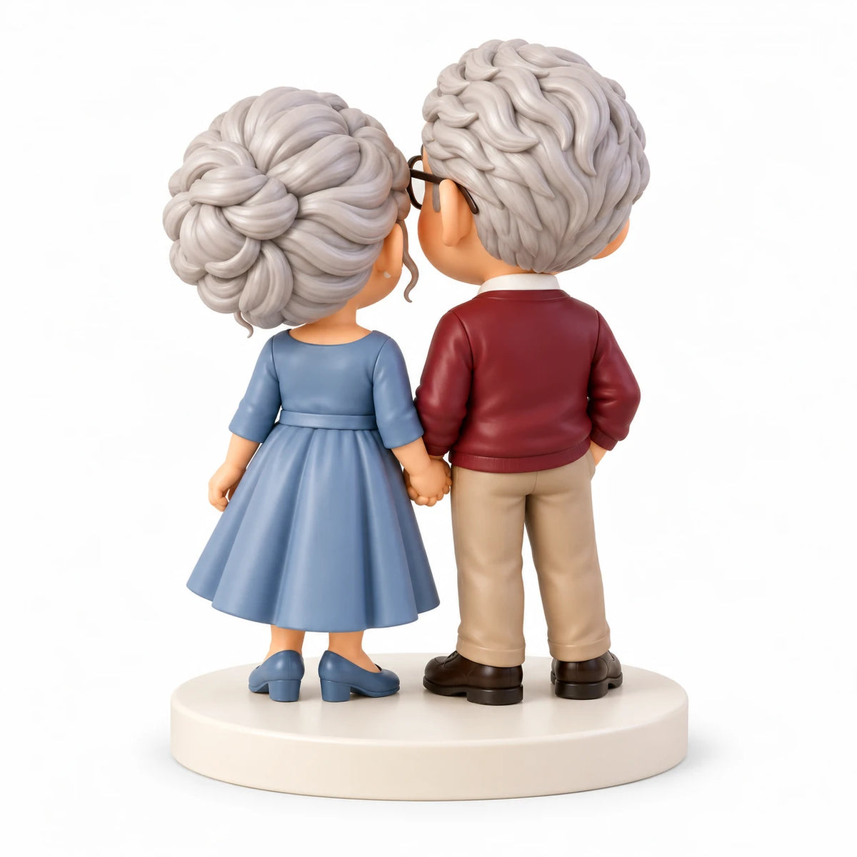 Vue de trois quarts arrière d’un couple chibi aux cheveux argentés se tenant la main sur un socle rond ivoire, en robe bleue et cardigan bordeaux avec pantalon beige.