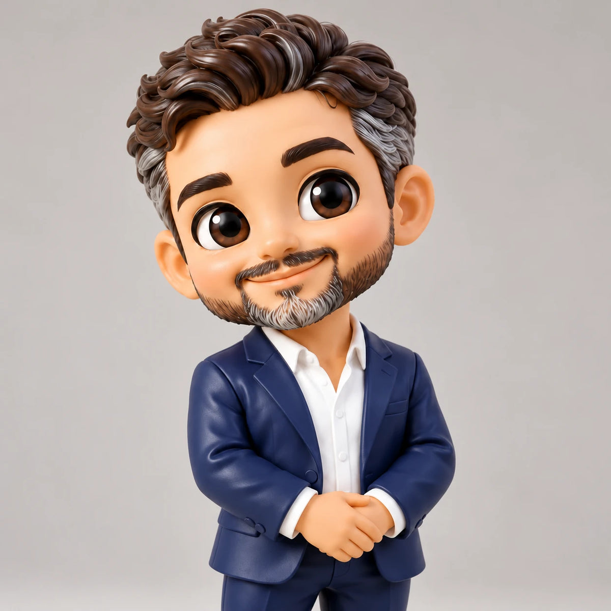 Nahaufnahme einer lächelnden Chibi-Männerfigur mit grauen Schläfen und Bart, marineblauem Anzug, offenem weißem Kragen und gefalteten Händen.