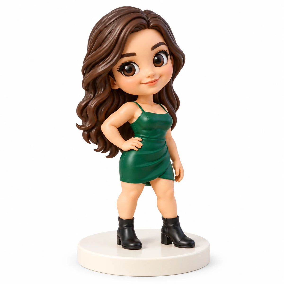 Dreiviertel-Seitenansicht einer bemalten Chibi-Figur in smaragdgrünem Kleid und schwarzen Stiefeletten, mit sichtbarer Rocksilhouette auf elfenbeinfarbenem Sockel.