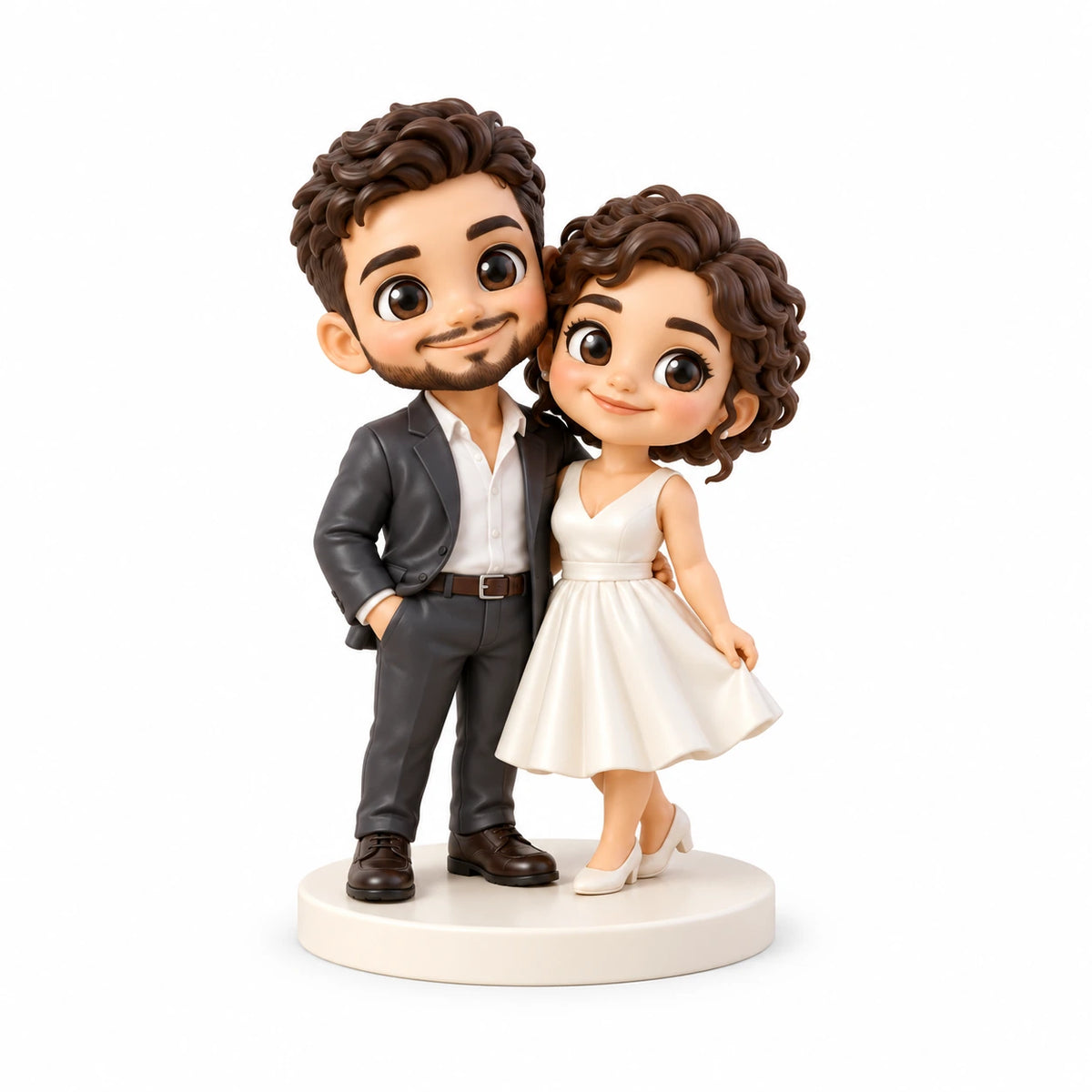 Handbemalte Chibi-Figur: Hochzeitspaar in der Stadt. Zwei Personen vor weißem Hintergrund.