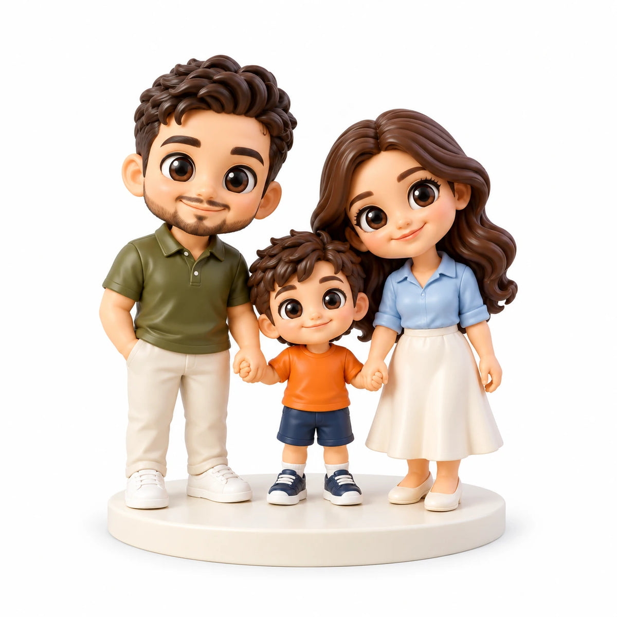 Figura chibi pintada a mano: Padres e hijo, con tres personas sobre fondo blanco.